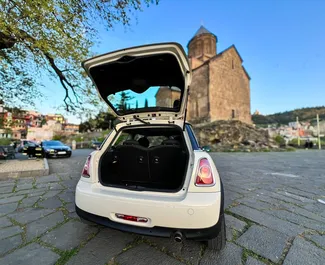 Innenraum von Mini One zur Miete in Georgien. Ein großartiges 4-Sitzer Fahrzeug mit Schaltgetriebe Getriebe.
