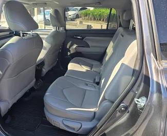 Innenraum von Toyota Highlander zur Miete in Georgien. Ein großartiges 7-Sitzer Fahrzeug mit Automatisch Getriebe.