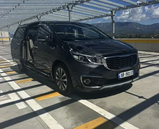 Frontansicht - Kia Carnival Autovermietung in Albanien (Durres) ➤ TakeCars.com Frontansicht eines Mietwagens Kia Carnival in Durres, Albanien ✓ Auto Nr.14675. ✓ Automatisch TM ✓ 0 Bewertungen.