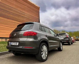 Vermietung Volkswagen Tiguan. Komfort, Crossover Fahrzeug zur Miete in Georgien ✓ Kaution Keine Kaution ✓ Versicherungsoptionen KFZ-HV, TKV, VKV Plus, VKV Komplett, Insassen, Diebstahlschutz.