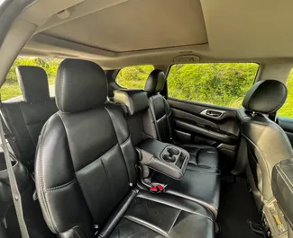 Nissan Pathfinder 2017 zur Miete verfügbar in Tiflis, mit Kilometerbegrenzung unbegrenzte.