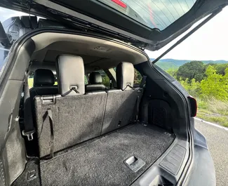 Innenraum von Nissan Pathfinder zur Miete in Georgien. Ein großartiges 7-Sitzer Fahrzeug mit Automatisch Getriebe.