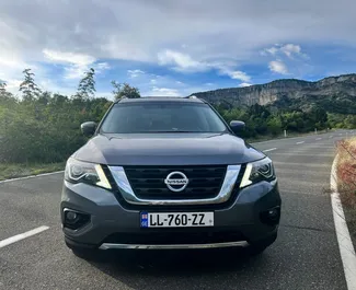 Frontansicht eines Mietwagens Nissan Pathfinder in Tiflis, Georgien ✓ Auto Nr.14656. ✓ Automatisch TM ✓ 0 Bewertungen.