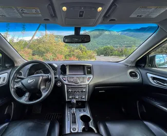 Nissan Pathfinder 2017 mit Antriebssystem Frontantrieb, verfügbar in Tiflis.