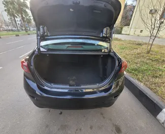 Innenraum von Mazda 3 zur Miete in Georgien. Ein großartiges 5-Sitzer Fahrzeug mit Automatisch Getriebe.
