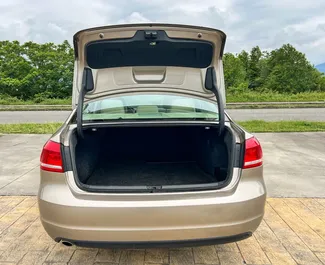 Innenraum von Volkswagen Passat zur Miete in Georgien. Ein großartiges 5-Sitzer Fahrzeug mit Automatisch Getriebe.