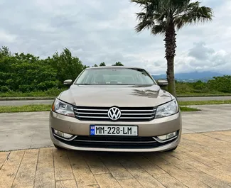 Frontansicht eines Mietwagens Volkswagen Passat in Tiflis, Georgien ✓ Auto Nr.14606. ✓ Automatisch TM ✓ 0 Bewertungen.