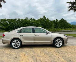 Vermietung Volkswagen Passat. Komfort, Premium Fahrzeug zur Miete in Georgien ✓ Kaution Keine Kaution ✓ Versicherungsoptionen KFZ-HV, TKV, VKV Plus, VKV Komplett, Insassen, Diebstahlschutz.