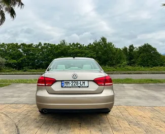 Volkswagen Passat 2015 mit Antriebssystem Frontantrieb, verfügbar in Tiflis.