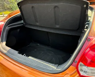 Innenraum von Hyundai Veloster zur Miete in Georgien. Ein großartiges 4-Sitzer Fahrzeug mit Automatisch Getriebe.