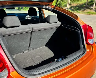 Innenraum von Hyundai Veloster zur Miete in Georgien. Ein großartiges 4-Sitzer Fahrzeug mit Automatisch Getriebe.