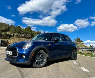 Frontansicht eines Mietwagens Mini Cooper in Tiflis, Georgien ✓ Auto Nr.14618. ✓ Automatisch TM ✓ 0 Bewertungen.