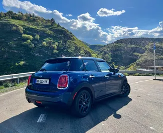 Benzin 1,5L Motor von Mini Cooper 2015 zur Miete in Tiflis.