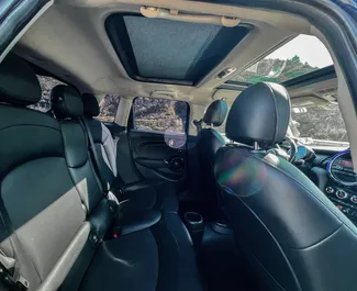 Innenraum von Mini Cooper zur Miete in Georgien. Ein großartiges 5-Sitzer Fahrzeug mit Automatisch Getriebe.