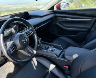 Innenraum von Mazda 3 zur Miete in Georgien. Ein großartiges 5-Sitzer Fahrzeug mit Automatisch Getriebe.
