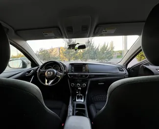 Innenraum von Mazda 6 zur Miete in Georgien. Ein großartiges 5-Sitzer Fahrzeug mit Automatisch Getriebe.