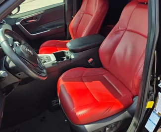 Innenraum von Toyota Rav4 zur Miete in Georgien. Ein großartiges 5-Sitzer Fahrzeug mit Automatisch Getriebe.