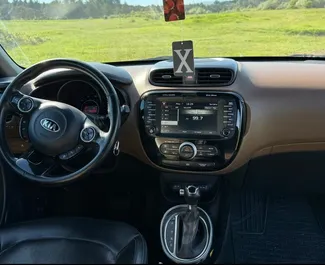 Innenraum von Kia Soul zur Miete in Georgien. Ein großartiges 5-Sitzer Fahrzeug mit Automatisch Getriebe.