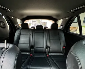 Innenraum von Mercedes-Benz GLE-Class zur Miete in Georgien. Ein großartiges 7-Sitzer Fahrzeug mit Automatisch Getriebe.