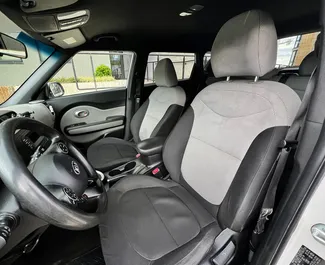 Innenraum von Kia Soul zur Miete in Georgien. Ein großartiges 5-Sitzer Fahrzeug mit Automatisch Getriebe.