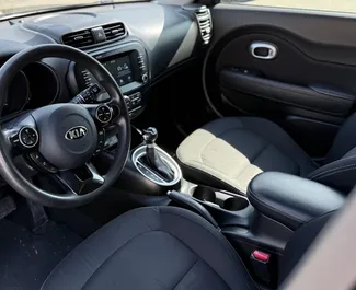 Innenraum von Kia Soul zur Miete in Georgien. Ein großartiges 5-Sitzer Fahrzeug mit Automatisch Getriebe.