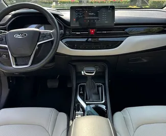 Innenraum von JAC JS4 zur Miete in VAE. Ein großartiges 5-Sitzer Fahrzeug mit Automatisch Getriebe.
