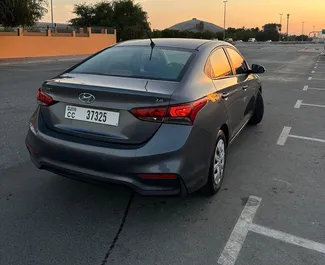 Frontansicht eines Mietwagens Hyundai Accent in Dubai, VAE ✓ Auto Nr.14763. ✓ Automatisch TM ✓ 0 Bewertungen.