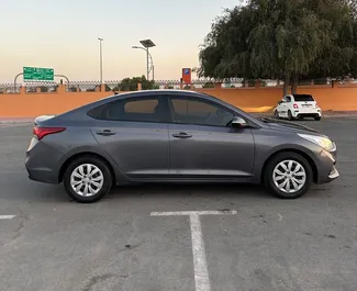 Mietwagen Hyundai Accent 2022 in VAE, mit Benzin-Kraftstoff und 140 PS ➤ Ab 130 AED pro Tag.