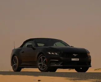 Frontansicht eines Mietwagens Ford Mustang Cabrio in Dubai, VAE ✓ Auto Nr.12350. ✓ Automatisch TM ✓ 0 Bewertungen.