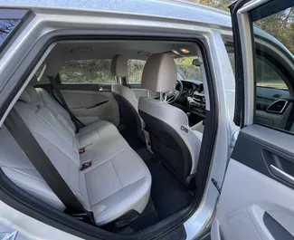 Innenraum von Hyundai Tucson zur Miete in Georgien. Ein großartiges 5-Sitzer Fahrzeug mit Automatisch Getriebe.