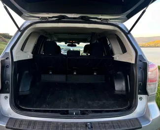 Innenraum von Subaru Forester zur Miete in Georgien. Ein großartiges 5-Sitzer Fahrzeug mit Automatisch Getriebe.