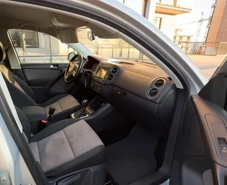 Innenraum von Volkswagen Tiguan zur Miete in Georgien. Ein großartiges 5-Sitzer Fahrzeug mit Automatisch Getriebe.