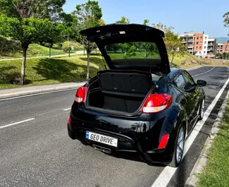 Innenraum von Hyundai Veloster zur Miete in Georgien. Ein großartiges 4-Sitzer Fahrzeug mit Automatisch Getriebe.