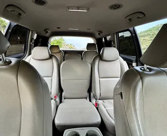 Diesel 2,2L Motor von Kia Carnival 2016 zur Miete in Tiflis.