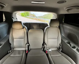 Innenraum von Kia Carnival zur Miete in Georgien. Ein großartiges 11-Sitzer Fahrzeug mit Automatisch Getriebe.