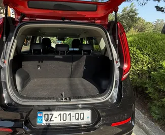 Innenraum von Kia Soul zur Miete in Georgien. Ein großartiges 5-Sitzer Fahrzeug mit Automatisch Getriebe.