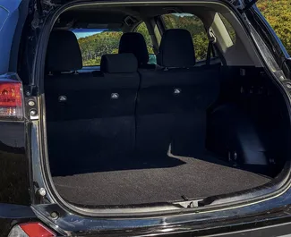 Innenraum von Toyota Rav4 zur Miete in Georgien. Ein großartiges 5-Sitzer Fahrzeug mit Automatisch Getriebe.