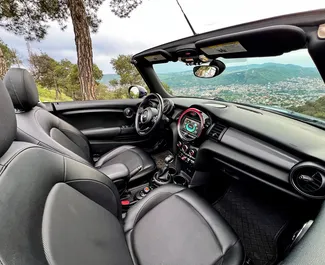 Innenraum von Mini Cabrio zur Miete in Georgien. Ein großartiges 4-Sitzer Fahrzeug mit Automatisch Getriebe.
