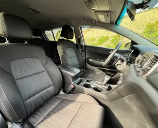 Innenraum von Kia Sportage zur Miete in Georgien. Ein großartiges 5-Sitzer Fahrzeug mit Automatisch Getriebe.
