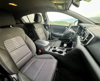 Innenraum von Kia Sportage zur Miete in Georgien. Ein großartiges 5-Sitzer Fahrzeug mit Automatisch Getriebe.