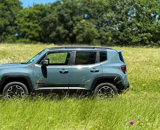Benzin 2,4L Motor von Jeep Renegade 2018 zur Miete in Tiflis.