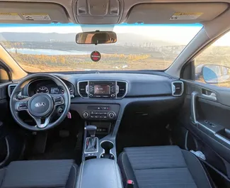 Innenraum von Kia Sportage zur Miete in Georgien. Ein großartiges 5-Sitzer Fahrzeug mit Automatisch Getriebe.