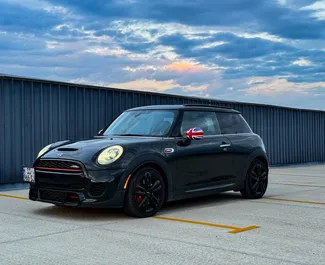 Frontansicht eines Mietwagens Mini John Cooper Works in Tiflis, Georgien ✓ Auto Nr.14643. ✓ Schaltgetriebe TM ✓ 0 Bewertungen.