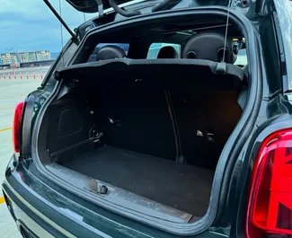 Innenraum von Mini John Cooper Works zur Miete in Georgien. Ein großartiges 5-Sitzer Fahrzeug mit Schaltgetriebe Getriebe.