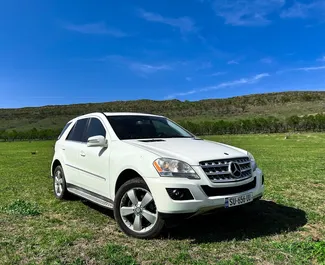 Frontansicht eines Mietwagens Mercedes-Benz ML350 in Tiflis, Georgien ✓ Auto Nr.10588. ✓ Automatisch TM ✓ 0 Bewertungen.