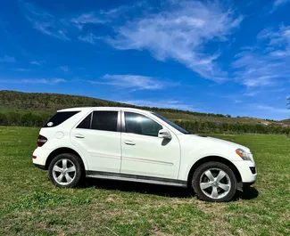 Mietwagen Mercedes-Benz ML350 2011 in Georgien, mit Benzin-Kraftstoff und 272 PS ➤ Ab 130 GEL pro Tag.