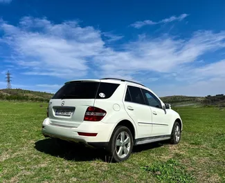 Vermietung Mercedes-Benz ML350. Komfort, Premium, SUV Fahrzeug zur Miete in Georgien ✓ Kaution Keine Kaution ✓ Versicherungsoptionen KFZ-HV, TKV, VKV Plus, VKV Komplett, Insassen, Diebstahlschutz.