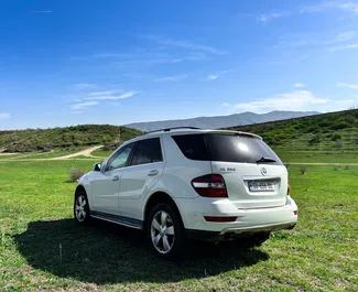Benzin 3,5L Motor von Mercedes-Benz ML350 2011 zur Miete in Tiflis.