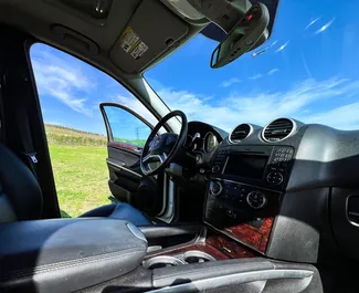 Innenraum von Mercedes-Benz ML350 zur Miete in Georgien. Ein großartiges 5-Sitzer Fahrzeug mit Automatisch Getriebe.