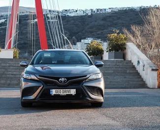 Frontansicht eines Mietwagens Toyota Camry in Tiflis, Georgien ✓ Auto Nr.14659. ✓ Automatisch TM ✓ 0 Bewertungen.